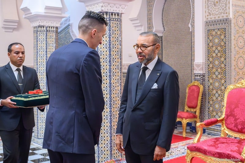 جلالة الملك يستقبل بتطوان البطل الأولمبي سفيان البقالي